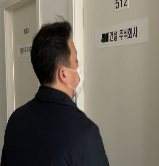 경기도 공정건설조사팀이 고양시에 있는 대방건설 계열 가짜 건설사를 확인하기 위해 한 사무실을 방문하고 있다. (경기도청 제공)