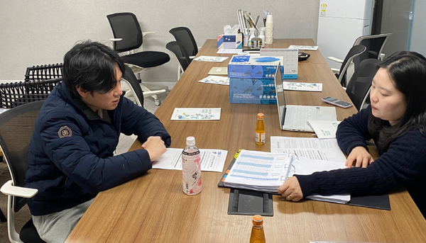 사진 위, 아래) (머니파워=머니파워) 한국식품안전관리인증원(해썹인증원) 서울지원이 지난 20일 서울 마장축산물시장 내 식육포장처리업 해썹 인증업체를 방문해 중요관리점(CCP)에 대한 검증 기술지원을 실시했다고 22일 밝혔다. 이번 중요관리점에 대한 사후관리 검증 기술지도는 해썹 인증업체의 금속검출 공정 운영의 어려움을 해소하고 운영 관리의 내실화가 절실히 요구되고 있어 추진하게 됐다.