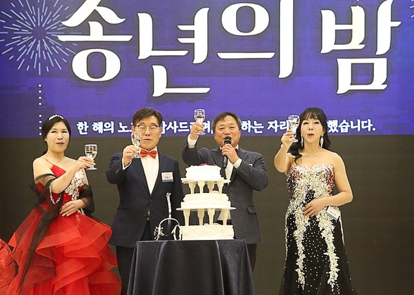 한양대 갈등문제연구소(갈협)가 지난 19일 저녁 정기총회 및 총동문회 송년의 밤 행사에서 김은하 연구소 부소장(좌로부터), 박철곤 연구소장, 이성규 갈협 총동문회 전임회장, 정건희 총동문회 신임회장이 케익커팅에 앞서 건배 제의를 하고 있다. (갈협 제공)